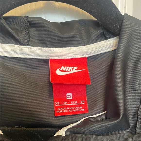 Nike Black Hooded Windbreaker - Picture 2 of 4